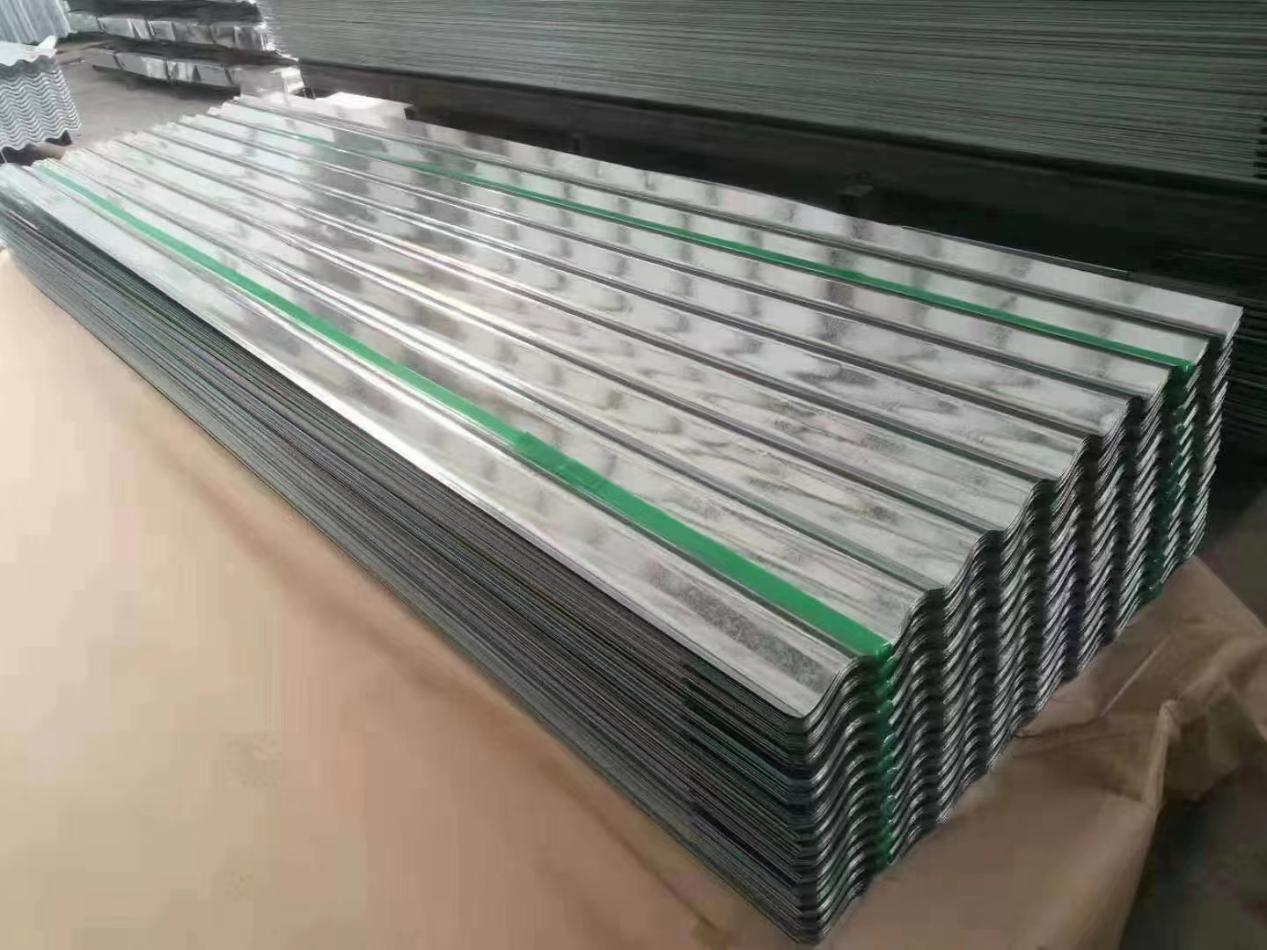 Se livrează foi de acoperiș din metal ondulat acoperite cu zinc