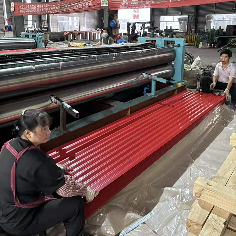 Acoperiș din metal ondulat acoperit cu culoare